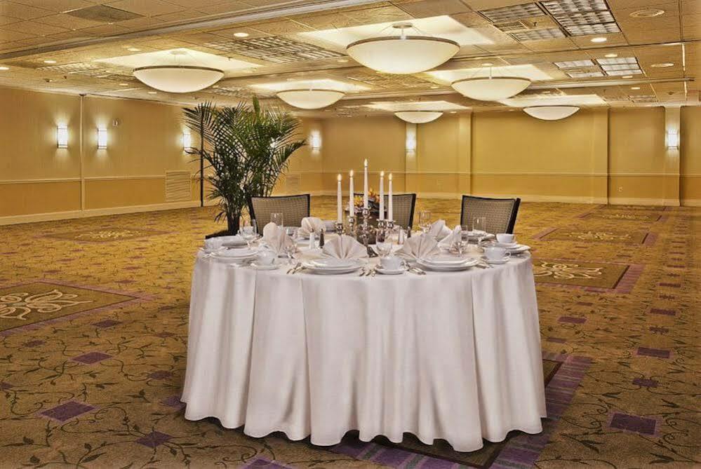 Holiday Inn Alexandria At Carlyle By Ihg Extérieur photo